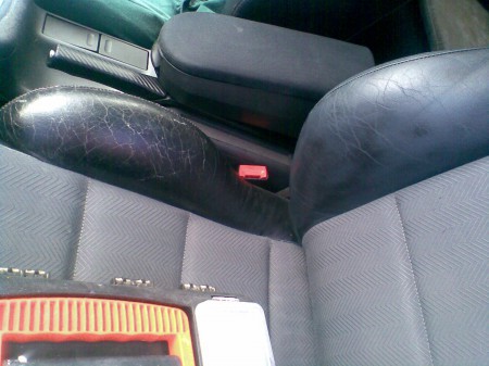 Popraskaná koža na oboch predných sedadlách